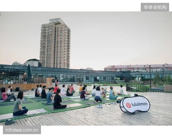 Lululemon全球门店平均坪效高达每平方英尺1591美元，验证了其社群与精细化运营的商业价值